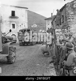 DIE 2. FRANZÖSISCHE MAROKKANISCHE DIVISION UNTER GENERAL DODY ENTLASTET DIE 34. US-DIVISION AN DER ITALIENISCHEN FRONT – Originaltitel: Der Konvoi, der durch ein italienisches Dorf fährt. , Stockfoto