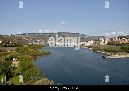 Regua, Terraced Weinberge im Douro-Tal, Alto Douro-Wein-Region im Norden Portugals, offiziell von der UNESCO als Weltkulturerbe Stockfoto