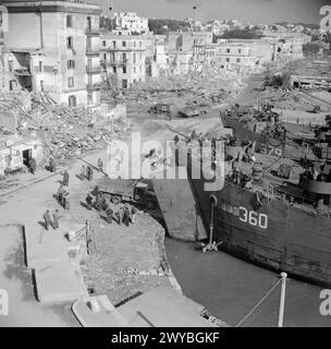 DIE SCHLACHT VON ANZIO, JANUAR-JUNI 1944 – Landungsschiffe, die Vorräte im Hafen von Anzio entladen, 19-24. Februar 1944. , Britische Armee, US-Armee Stockfoto