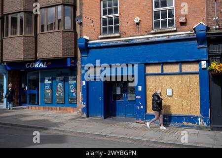 Stillgelegte Verkaufsflächen der Lucky Touch Amusements Arcade, die jetzt dauerhaft geschlossen ist, ein weiteres Beispiel für den Rückgang der britischen Hauptstraße am 2. April 2024 in Gloucester, Großbritannien. Das Stadtzentrum von Gloucester ist ein Beispiel für den Niedergang der britischen Hauptstraße und das, was einige Einheimische als „sterbende Stadt“ bezeichnen, da immer mehr namhafte Einzelhandelsgeschäfte auswandern und Einzelhandelsflächen geschlossen werden, was sich auf die Arbeitsplätze in der Region auswirkt. Mehrere beitragende Faktoren passen sich an, um zu einem Rückgang der Hauptstraßen zu führen, darunter die Krise der Lebenshaltungskosten, die die Haushaltseinkommen aufgrund der Inflation und der po unter Druck setzt Stockfoto
