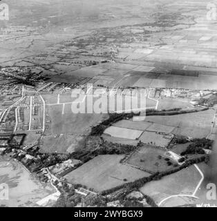 Luftaufnahme des Christchurch-Flugplatzes in England mit Start- und Landebahnen, Rollbahnen und umgebenden Strukturen im Jahr 1941. Stockfoto