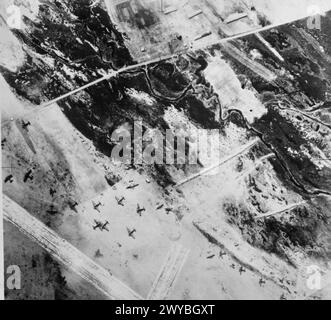 ROYAL AIR FORCE: OPERATIONEN ÜBER NORWEGEN, APRIL 1940. - Vertikale fotografische Aufklärungsluftaufnahme deutscher Flugzeuge auf dem Sola-Flugplatz, Stavanger, aufgenommen nach dem Angriff von Bristol Blenheims der No. 107 Squadron RAF, angeführt von Flügelkommandeur Basil Embrey, am 17. April. Es wurde nur wenig Schaden angerichtet. Royal Air Force, 107 Squadron, Royal Air Force, 2 Gruppen Stockfoto