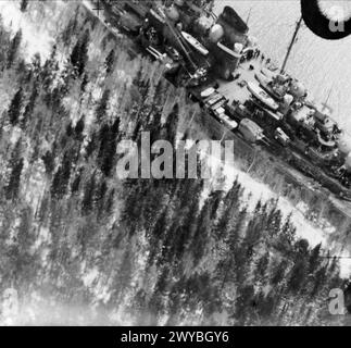 Ein schräges Aufklärungsfoto zeigt das deutsche Schlachtschiff Tirpitz, das im norwegischen Aasfjord vertäut ist. Es wurde von Flight Leutnant A.P.F. Fane von einem Supermarine Spitfire der Photographic Reconnaissance Unit Nr. 1 aufgenommen. Stockfoto