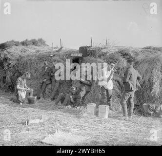 DIE BRITISH EXPEDITIONARY FORCE (BEF) IN FRANKREICH 1939-1940 – Männer des 6. Flugabwehrregiments, 1. Anti-Aircrft-Bataillon machen es sich vor dem Hauptquartier in Harbarcq am 2. Oktober 1939 bequem. Britische Armee, Britische Armee, Königliche Artillerie Stockfoto