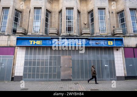 Ein weiteres Beispiel für den Niedergang der britischen High Street am 2. April 2024 in Gloucester, Großbritannien. Das Stadtzentrum von Gloucester ist ein Beispiel für den Niedergang der britischen Hauptstraße und das, was einige Einheimische als „sterbende Stadt“ bezeichnen, da immer mehr namhafte Einzelhandelsgeschäfte auswandern und Einzelhandelsflächen geschlossen werden, was sich auf die Arbeitsplätze in der Region auswirkt. Mehrere beitragende Faktoren passen sich an, um zu einem Rückgang der Hauptstraßen zu führen, darunter die Senkung der Lebenshaltungskosten aufgrund der Inflation und der Rückgang des Pfundes nach dem Brexit, eine Verlagerung hin zum Online-Shopping Stockfoto