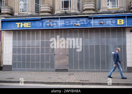 Ein weiteres Beispiel für den Niedergang der britischen High Street am 2. April 2024 in Gloucester, Großbritannien. Das Stadtzentrum von Gloucester ist ein Beispiel für den Niedergang der britischen Hauptstraße und das, was einige Einheimische als „sterbende Stadt“ bezeichnen, da immer mehr namhafte Einzelhandelsgeschäfte auswandern und Einzelhandelsflächen geschlossen werden, was sich auf die Arbeitsplätze in der Region auswirkt. Mehrere beitragende Faktoren passen sich an, um zu einem Rückgang der Hauptstraßen zu führen, darunter die Senkung der Lebenshaltungskosten aufgrund der Inflation und der Rückgang des Pfundes nach dem Brexit, eine Verlagerung hin zum Online-Shopping Stockfoto