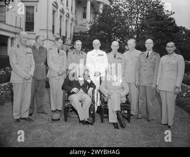 Die Stabschefs Großbritanniens und der Vereinigten Staaten treffen sich am 24. Mai 1943 auf dem Rasen des Weißen Hauses mit Premierminister und Präsident Roosevelt. Stockfoto