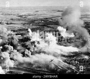 Ein schräges Luftbild zeigt Douglas Boston-Flugzeuge der RAF 88, 107 und der Free French 342 Squadrons, die einen Tageslichtangriff auf Stahl- und Rüstungswerke in Denain, Frankreich, durchführen, um das Werk Societe Francaise de Construction Mecaniques unter der Operation der Tactical Air Force anzugreifen. Stockfoto