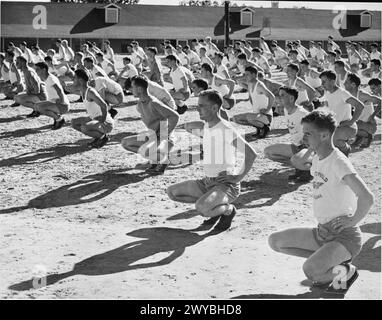 Britische Auszubildende absolvieren von 1941 bis 1945 körperliche Trainingsübungen an der US Army Air Force Basic Pilot Training School, Gunter Field, Montgomery, Alabama. Stockfoto