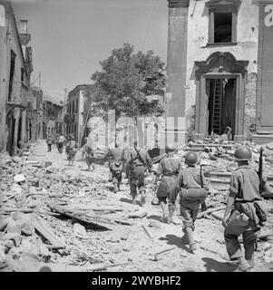 DER FELDZUG AUF SIZILIEN 1943 – der Weg nach Messina 10. Juli bis 17. August 1943: Amerikanische Truppen marschieren durch eine beschädigte Straße in Randazzo. , United States Army Stockfoto