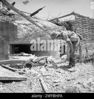 Am 9. Und 10. Juli 1943 inspizierte ein britischer Soldat während der Operation Husky einen italienischen Pillenkasten in der Region Pachino auf Sizilien. Stockfoto