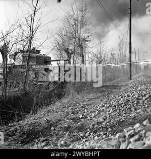 Am 30. Dezember 1944 wird ein Flammenwerfer von Churchill in der Nähe von Faenza, Italien, in Aktion gezeigt. Stockfoto