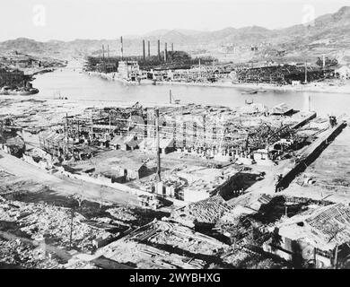 Nagasaki, Japan, 1945, zeigt das Hypozentrum-Gebiet nach der Atombombe, einschließlich der Mitsubishi Armament and Steel Works und der beschädigten Mitsubishi Woodworking Plant auf der anderen Seite des Urakami River. Stockfoto