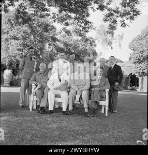 Winston Churchill mit Mitgliedern des Nahost-Kriegsrates in den Gärten der britischen Botschaft in Kairo, Ägypten, am 5. August 1942. Anwesend sind Air Chief Marshal Sir Arthur Tedder, General Sir Alan Brooke, Admiral Sir H Harwood, General Sir Claude Auchinleck, General Wavell, Sir Charles Wilson, Sir Alexander Cadogan, Feldmarschall Smuts, und der britische Botschafter Sir Miles Lampson. Stockfoto