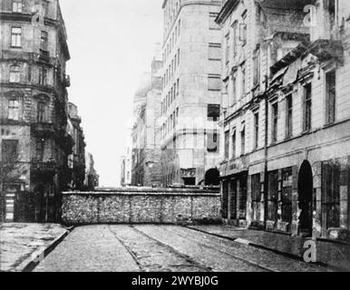 DIE DEUTSCHE BESETZUNG POLENS, 1941-1945 – eine von Mauern ummauerte Straße in Warschau, die die Grenze des Ghettos markiert. , Stockfoto