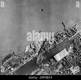 OPERATION CHARIOT: THE RAID ON ST NAZAIRE, 27/28. MÄRZ 1942 – Nachwirkungen: Luftaufklärungsfoto, aufgenommen nach der Explosion der HMS CAMPBELTOWN. Die Überreste des Zerstörers sind in der Mitte des Trockendocks zu sehen. Royal Navy, HMS Campbeltown, Destroyer, (1919) Stockfoto