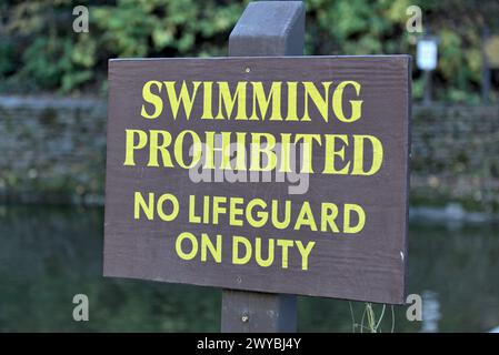 Schwimmen verboten kein Rettungsschwimmer am berühmten Schwimmloch (Wasserfall in ithaca) Sicherheit, Rettungsschwimmer, drohende Ertrinken, Wassersport, Schwimmen, su Stockfoto