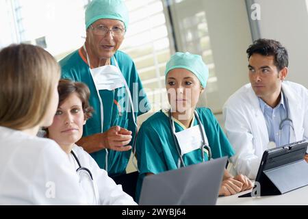 Medizinisches Treffen, klinische Sitzung, Onkologikoa Krankenhaus, Onkologisches Institut, Fallzentrum für Prävention, Diagnose und Behandlung von Krebs, Donostia, San Sebastian, Gipuzkoa, Baskenland, Spanien. Stockfoto