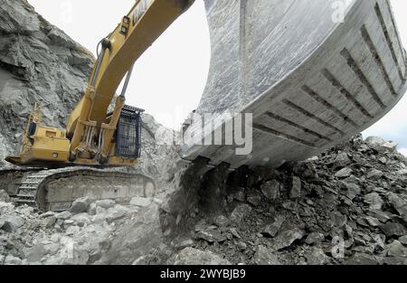 Mergelgewinnung im Steinbruch für die Zementanlage. Stockfoto