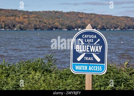 cayuga Lake blueway Trail Wasserzugangsschild im öffentlichen Park (Finger Lakes Region von Upstate New york) Reise, Tourismus, new york State (ithaca Wanderweg nea Stockfoto