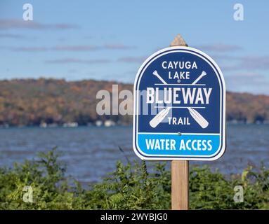 cayuga Lake blueway Trail Wasserzugangsschild im öffentlichen Park (Finger Lakes Region von Upstate New york) Reise, Tourismus, new york State (ithaca Wanderweg nea Stockfoto