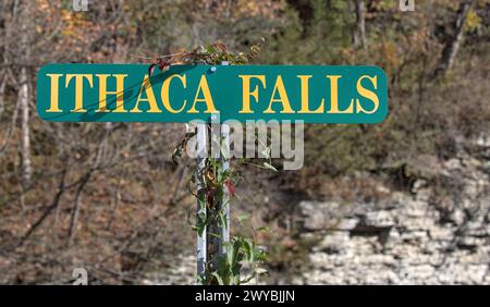 ithaca Falls Schild am Eingang zum State Park in Finger Lakes Region im Upstate New york (malerische Wasserfall Schlucht öffentlicher Park) Angeln, Fluss, Fluss Stockfoto