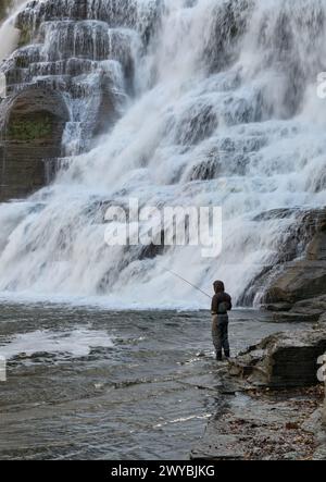 Mann mit Angelrute im Bach (von hinten geschossen, kein Gesicht, nicht erkennbar) in ithaca, New york, Finger Lakes Region im Upstate (Wasserfall bei ithaca fal Stockfoto