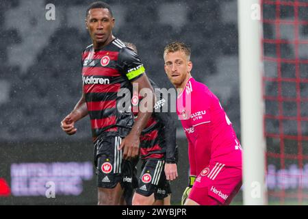 Sydney, Australien. April 2024. Torhüter Lawrence Thomas und Marcelo Guedes von den Wanderers schauen sich den Ball an, der am 5. April 2024 im CommBank Stadium in Sydney, Australien, während des A-League Men Rd23-Spiels zwischen den Wanderers und Brisbane Roar auf die Rückseite des Netzes trifft Stockfoto