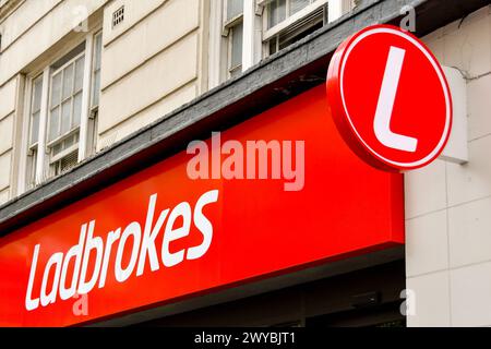 London, England, Großbritannien - 27. Juni 2023: Schild über dem Eingang zu einer Filiale der Ladbrokes-Wettmacherkette im Zentrum von London Stockfoto