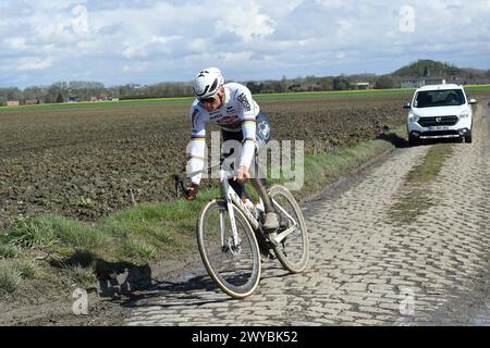 Frankreich. April 2024. © PHOTOPQR/VOIX DU NORD/STEPHANE MORTAGNE ; 05/04/2024 ; Haveluy, le 05/04/2023, Reconnaissance du Parcours de Paris Roubaix par les Coureurs Mathieu VAN DER POEL FOTO STEPHANE MORTAGNE LA VOIX DU NORD Erkundung der Strecke vor dem diesjährigen Radrennen Paris-Roubaix, Freitag, 05. April 2024, rund um ROUBAIX, Frankreich. Quelle: MAXPPP/Alamy Live News Stockfoto