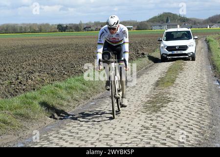 Frankreich. April 2024. © PHOTOPQR/VOIX DU NORD/STEPHANE MORTAGNE ; 05/04/2024 ; Haveluy, le 05/04/2023, Reconnaissance du Parcours de Paris Roubaix par les Coureurs Mathieu VAN DER POEL FOTO STEPHANE MORTAGNE LA VOIX DU NORD Erkundung der Strecke vor dem diesjährigen Radrennen Paris-Roubaix, Freitag, 05. April 2024, rund um ROUBAIX, Frankreich. Quelle: MAXPPP/Alamy Live News Stockfoto