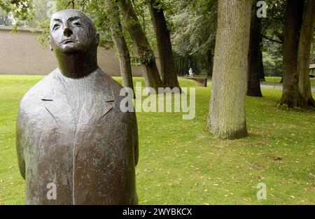 "Monsieur Jacques" (1956) Skulptur von Oswald Wenckebach im Kröller-Müller Museumgarten, Het nationale Park de Hoge Veluwe. Gelderland, Niederlande. Stockfoto