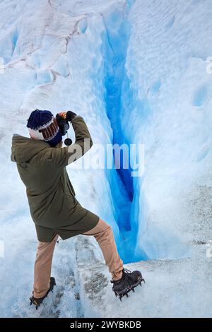 Touristen machen Fotos. Mini-Trekking. Spazieren Sie auf dem Gletscher mit Steigeisen. Perito Moreno Gletscher. Nationalpark Los Glaciares. In der Nähe von El Calafate. Provinz Santa Cruz. Patagonien. Argentinien. Stockfoto