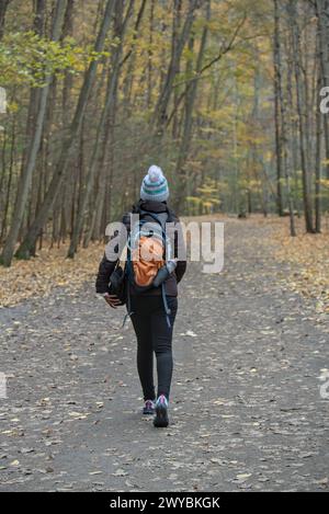 Frau, die auf einem Wanderweg im Taughannock Falls State Park (cayuga Lake bei ithaca, Upstate New york) im Herbst mit Herbstlaub (verlässt changi Stockfoto