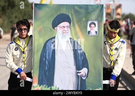 Bagdad, Irak. April 2024. Die Jugendlichen halten ein Poster des Obersten iranischen Führers Ali Khamenei, während sie an einer Kundgebung zum internationalen Al-Quds-Tag teilnehmen. Quelle: Ameer Al-Mohammedawi/dpa/Alamy Live News Stockfoto