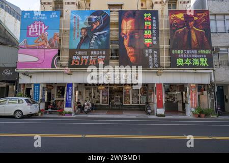 Eine ruhige Straßenszene mit den farbenfrohen Filmplakaten in Tainan Stockfoto