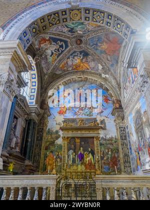 Die Carafa-Kapelle mit Fresken, die St. Maria und St. Thomas von Aquino, erbaut im späten 15. Jahrhundert - Basilica di Santa Maria sopra Minerva - Rom, Italien Stockfoto