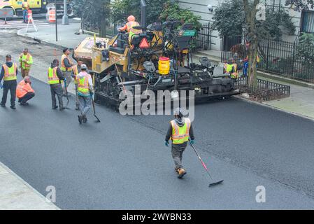 Stadtarbeiter pflastert Straße mit Pflasterfahrzeug (neue Asphaltinstallation auf Stadtstraßen) Tandemvibrationswalze Stockfoto