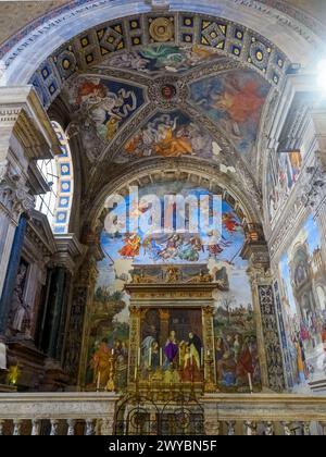 Die Carafa-Kapelle mit Fresken, die St. Maria und St. Thomas von Aquino, erbaut im späten 15. Jahrhundert - Basilica di Santa Maria sopra Minerva - Rom, Italien Stockfoto