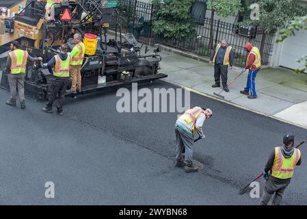 Stadtarbeiter pflastert Straße mit Pflasterfahrzeug (neue Asphaltinstallation auf Stadtstraßen) Tandemvibrationswalze Stockfoto