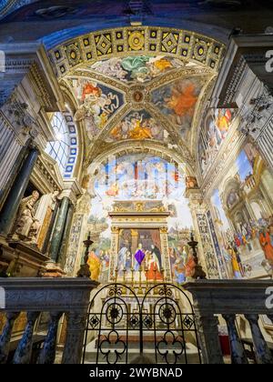 Die Carafa-Kapelle mit Fresken, die St. Maria und St. Thomas von Aquino, erbaut im späten 15. Jahrhundert - Basilica di Santa Maria sopra Minerva - Rom, Italien Stockfoto