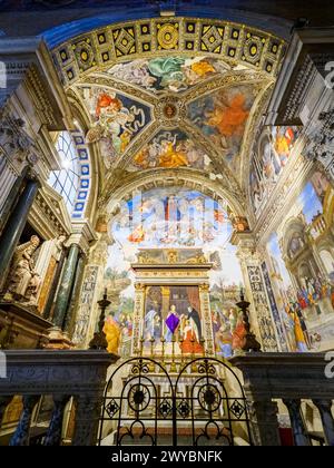 Die Carafa-Kapelle mit Fresken, die St. Maria und St. Thomas von Aquino, erbaut im späten 15. Jahrhundert - Basilica di Santa Maria sopra Minerva - Rom, Italien Stockfoto