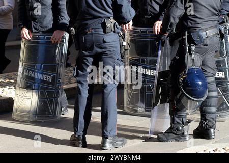 Milano 24-11-2023, Manifestazione, Corteo, Sciopero Generale, Carabinieri, Forze dell Ordine, Police das Foto kann in Verbindung mit dem Kontext verwendet werden. Stockfoto