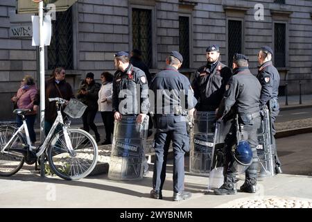 Milano 24-11-2023, Manifestazione, Corteo, Sciopero Generale, Carabinieri, Forze dell Ordine, Police das Foto kann in Verbindung mit dem Kontext verwendet werden. Stockfoto