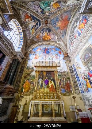 Die Carafa-Kapelle mit Fresken, die St. Maria und St. Thomas von Aquino, erbaut im späten 15. Jahrhundert - Basilica di Santa Maria sopra Minerva - Rom, Italien Stockfoto