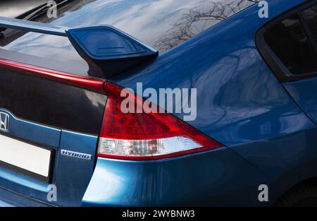 Kiew. Ukraine. April 2024. Blaue Honda Nahaufnahme-Rückleuchte mit Heckspoiler. Hochwertige Fotos Stockfoto