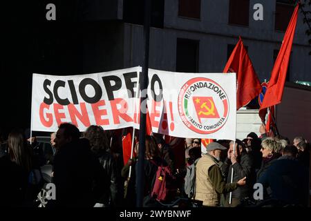 Milano 24-11-2023, Manifestazione, Corteo, Sciopero Generale, Fiom, Sindacati Sinistra Italiana, Rifondazione Comunista, politische Demonstrationsprozession, Generalstreik das Foto kann in Übereinstimmung mit dem Kontext verwendet werden. Stockfoto