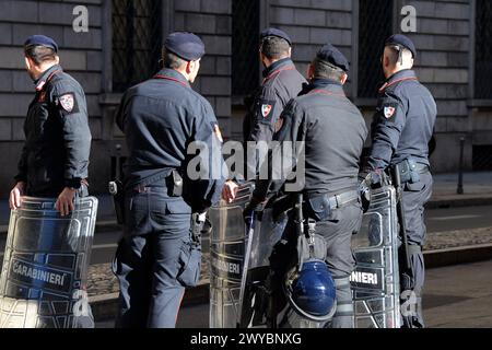 Milano 24-11-2023, Manifestazione, Corteo, Sciopero Generale, Carabinieri, Forze dell Ordine, Police das Foto kann in Verbindung mit dem Kontext verwendet werden. Stockfoto