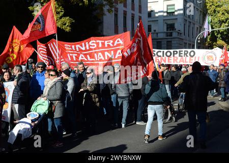 Milano 24-11-2023, Manifestazione, Corteo, Sciopero Generale, Fiom, Sindacati Sinistra Italiana, Rifondazione Comunista, politische Demonstrationsprozession, Generalstreik das Foto kann in Übereinstimmung mit dem Kontext verwendet werden. Stockfoto