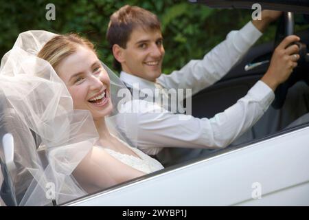 Brautpaar in einem Cabrio. Gipuzkoa, Euskadi. Stockfoto